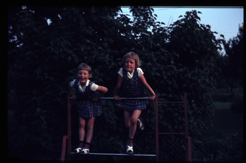 25.Gronau juli 1968 Brigitte,Marion.JPG